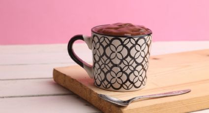 Bizcocho de chocolate a la taza sin azúcar y sin horno, la receta dulce más fácil y saludable