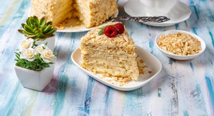 Refresca tus tardes calurosas de verano con esta torta tres leches sabor piña colada