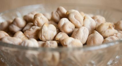 ¿Qué se hace con el agua de remojo de los garbanzos? 3 formas de reutilizarla en la cocina