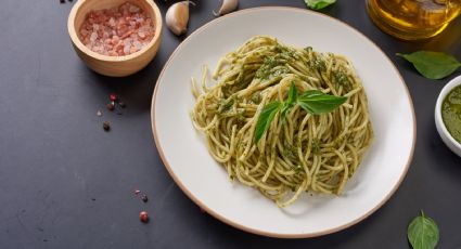 Idea de cena: Prepara este espagueti con salsa de espinaca y aguacate y sorprende a tu familia