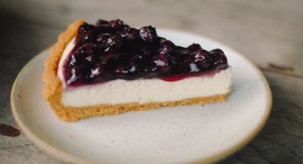 Postre sencillo: Prepara la mejor tarta de queso cremosa con limón y arándanos