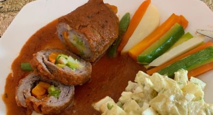 Sorprende a tus invitados con la receta de rollitos de carne rellenos de queso y pimientos