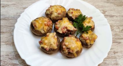 Idea de cena: Disfruta estos champiñones rellenos gratinados al vino blanco en el horno