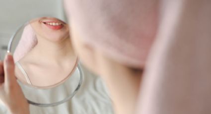 Aclara la piel de forma rápida con esta mascarilla japonesa de maicena y tomate