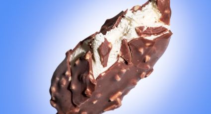 Prepara unos polos helados con cobertura de chocolate y sin usar moldes