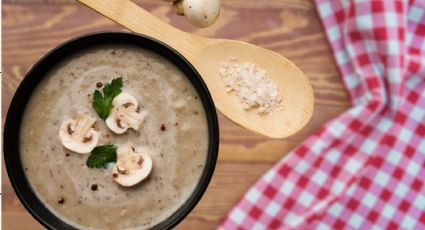 Prepara esta receta de champiñones a la crema para acompañar los platos de tu próxima reunión