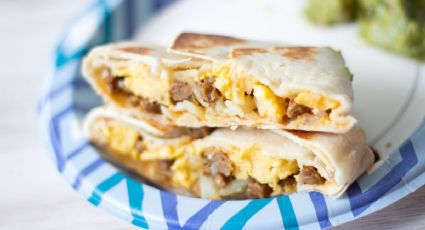 ¿No sabes qué desayunar? Prepara unas ricas rapiditas rellenas de huevo con esta fácil receta