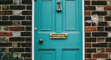 ¿Qué significa colocar una corona de romero en la puerta de la casa?