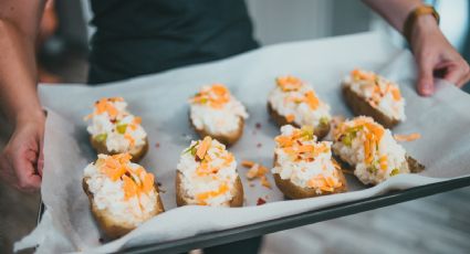 Saborea unas patatas rellenas de carne y guacamole, una idea de comida sencilla y deliciosa