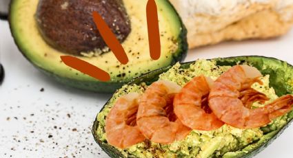 Saborea unos aguacates rellenos de gambas o langostinos, la receta FÁCIL para el verano