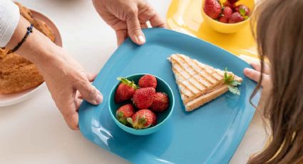 Conoce los alimentos que deben consumir tus hijos en el desayuno para mejorar las notas del colegio