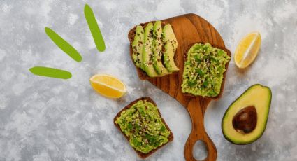 Idea de desayuno saludable: Prepara estas tostadas integrales de aguacate con pepino y limón