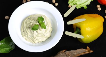 ¿Cómo hacer un tzatziki? El dip más fácil y saludable de la web