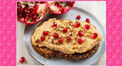 Idea de desayuno saludable: Prepara las tostadas de humus con nueces en 10 minutos