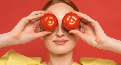 ¿Cómo preparar y aplicar la mascarilla de tomate para eliminar arrugas del rostro?