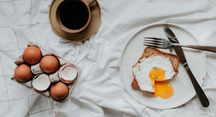 Prepara el desayuno viral en TikTok de huevos con aguacate