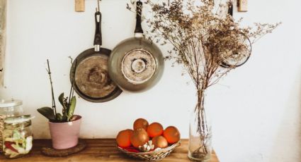 ¡Con patata y sal! El truco de cocina para dejar relucientes los sartenes de cocina