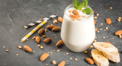 Recárgate de energía durante todo el día con este smoothie de plátano y almendras