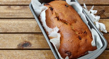 Bizcocho de plátano con leche condensada, el postre sin horno ideal para el cotilleo