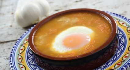 Karlos Arguiñano nos enseña a hacer sopa de ajo con huevo escalfado