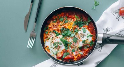 Shakshuka, la receta de huevos con salsa de tomate ideal para mojar pan