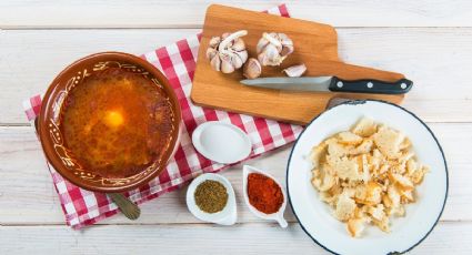 Aprende a preparar la mejor sopa de ajo cremosa con crujiente de cecina y huevo poché