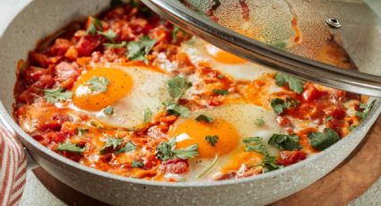 Haz huevos a la flamenca en 4 minutos sin tener que usar horno