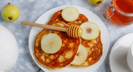 ¿Sin ideas para el desayuno? Prepara estas tortitas de manzana y yogurt