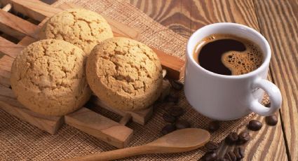 Vierte café en leche condensada para hacer las galletas más sabrosas y crujientes