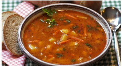 Aprende a preparar la tradicional receta de caldo gallego para olvidar el frío