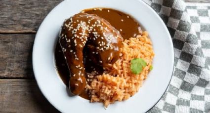 Joseba y Karlos Arguiñano muestran cómo preparar la receta mexicana de mole con pollo