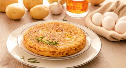 ¡El secreto está en el huevo! El truco para que la tortilla quede poco cuajada y con patatas crujientes