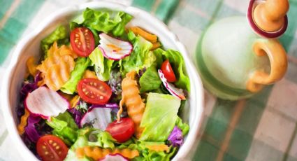 Ensalada caprese con pasta, una receta fácil para el antojo de una cena ligera