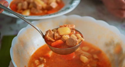 Así se hace el guiso de las abuelas de patatas con bacalao (paso a paso)