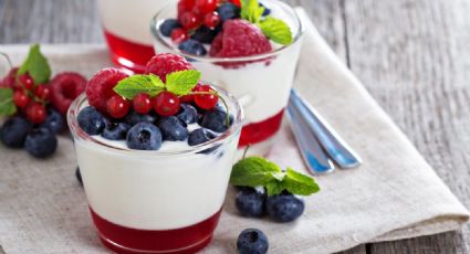Bayas mixtas con crema de limón, el postre bajo en azúcar para personas con diabetes