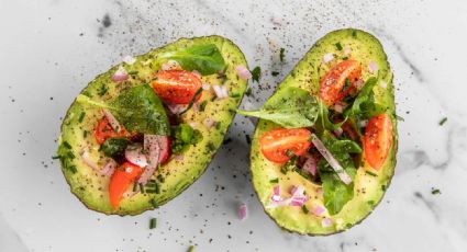 Desayuna aguacates rellenos con huevo y tomate para tener energía todo el día