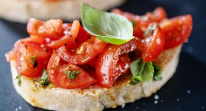 ¿Primero el aceite o el tomate? Así se preparan las tostadas de pan con tomate