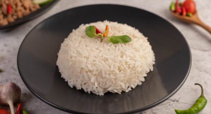 Este es el truco infalible para que el arroz blanco no se pegue ni se bata