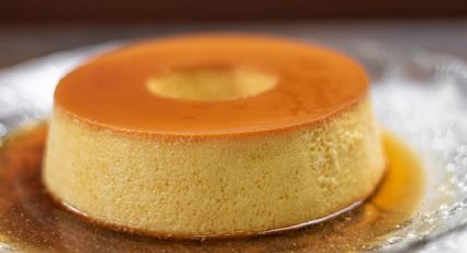 Rellena tus bizcochos con este flan resistente para un postre estilo chocoflan