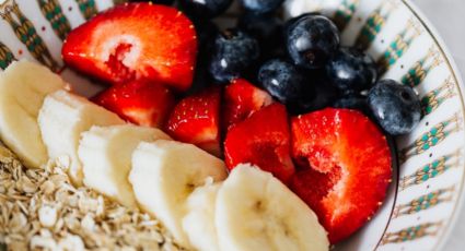 Avena trasnochada de frutos rojos, la receta perfecta para un desayuno saludable