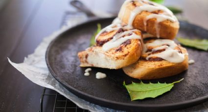 Hornea los rollos de canela glaseados con queso crema más fáciles y esponjosos