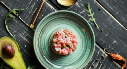 Tartar de salmón y aguacate, la receta que no necesita horno ni fuego