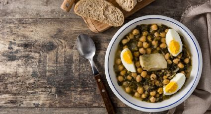 Resguárdate de la lluvia y el frío con esta receta de potaje de garbanzos con albóndigas de bacalao