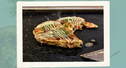 Okonomiyaki, la pizza japonesa a la plancha que es similar a la tortilla de patatas