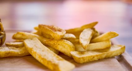 Así es cómo debes añadir vinagre a las patatas fritas para que queden muy crujientes