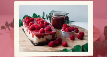 Disfruta los días fríos con un trozo de tarta de queso con coulis de frutos rojos