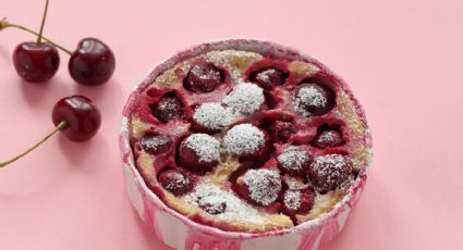 Clafoutis, la tarta de cerezas francesa para un postre delicioso