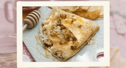 Crepes de queso ricotta con miel y nueces, el desayuno dulce que no eleva los picos de glucosa