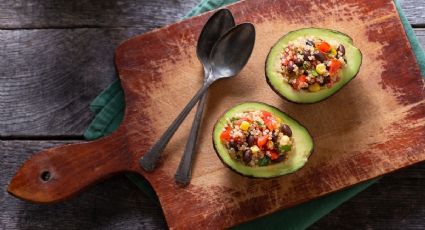 Aguacate relleno de huevo y beicon, una receta fácil para los días de apuro