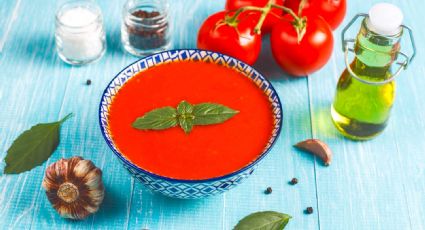 Sopa de tomate y albahaca, la receta reconfortante para disfrutar en los días fríos